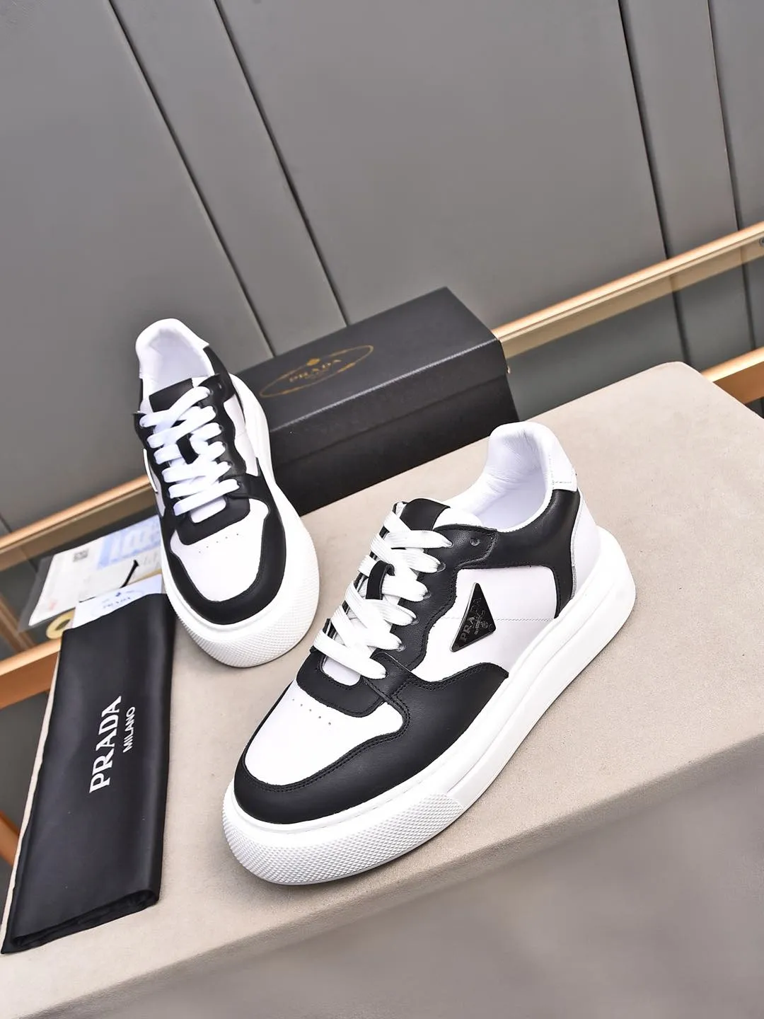 Men's shoes 💰500 Prada/Prada Men's new casual shoes, this upper is made of imported calfskin. The outside is decorated with the P family's classic metal triangle enamel logo, with cowhide lining and cowhide for the foot pads. The outsole is made of non-slip sports exclusive rubber outsole with logo, which feels good on the feet. It is a fashionable and fashionable item!  Size: 38-44 (45 customized)
